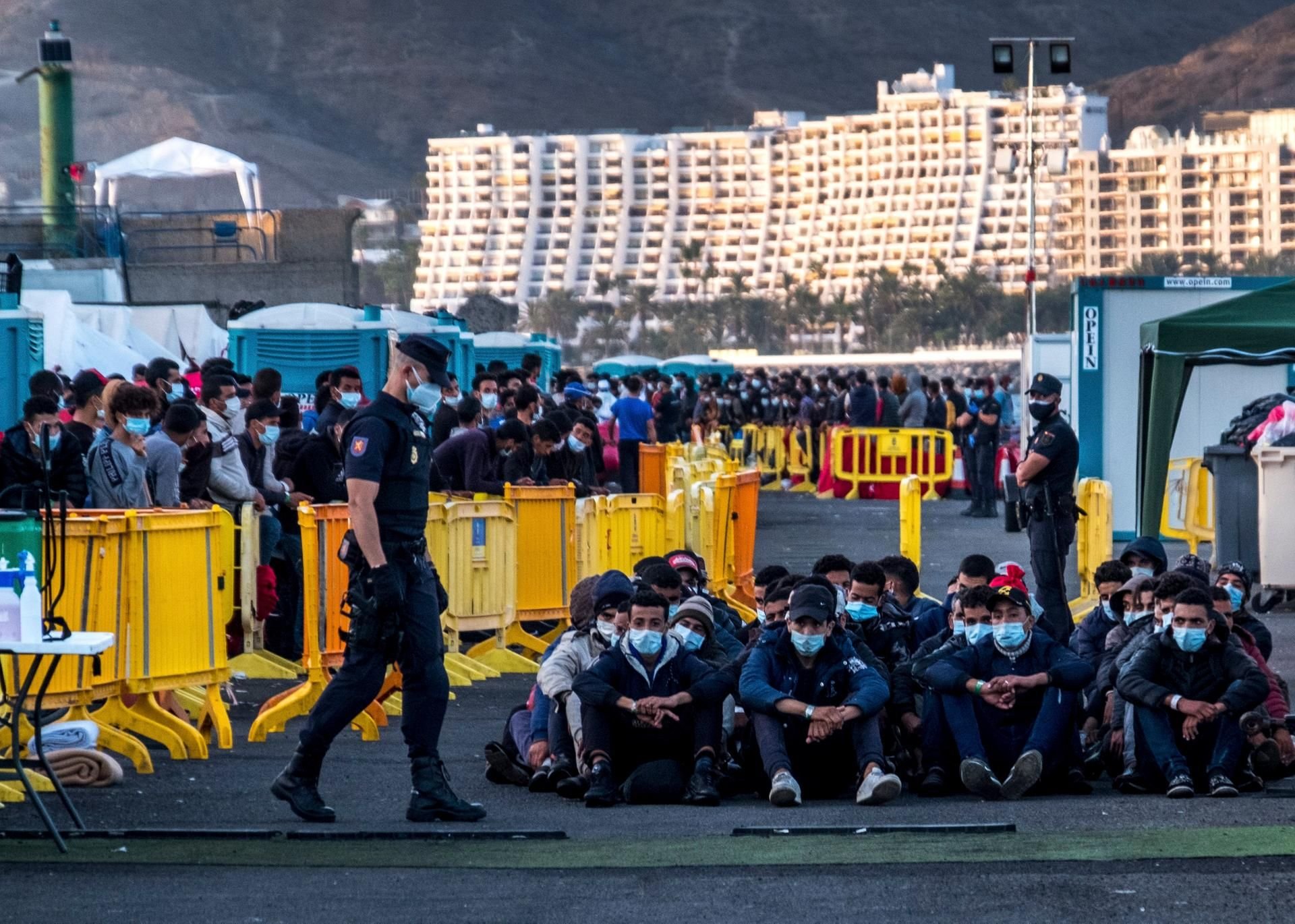Migranten am Hafen von Arguineguin auf Gran Canaria