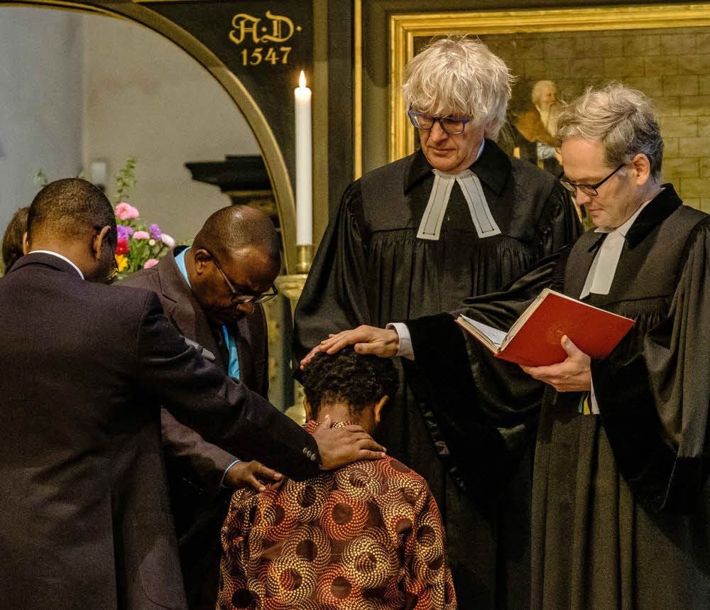 Die Stadtkirchenpfarrer Johannes Block (r.) und Alexander Garth zusammen mit Gästen aus Nairobi bei der Amtseinführung von Jugendpastor Frank Koine: Seit August lebt der 40-Jährige mit seiner Familie in Wittenberg.