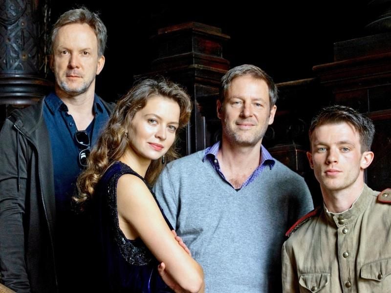 Stefan Raiser (l-r), Malgorzata Mikolajczak, Regisseur Florian Gallenberger und Jannis Niewöhner beim Drehstart. Foto: Krzysztof Wiktor/Dreamtool/NDR/