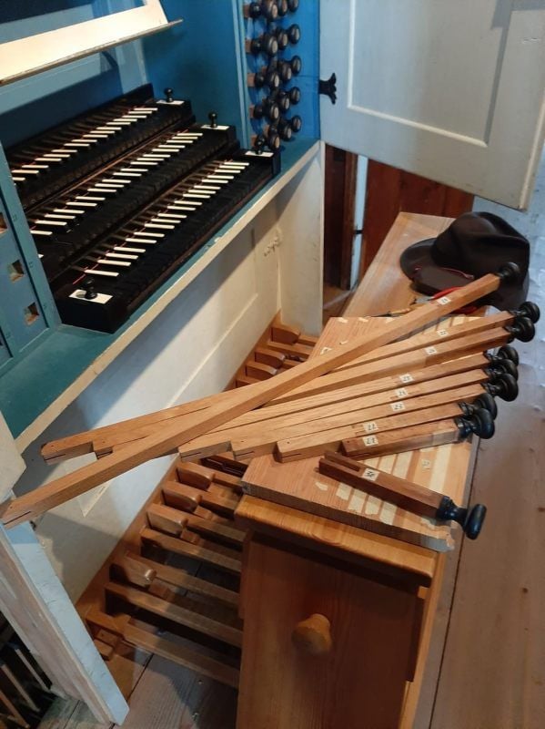 Um die Registerschilder der Hildebrandt-Orgel in der Naumburger Wenzelskirche sanieren zu können, wurden die Registerzüge ausgebaut.