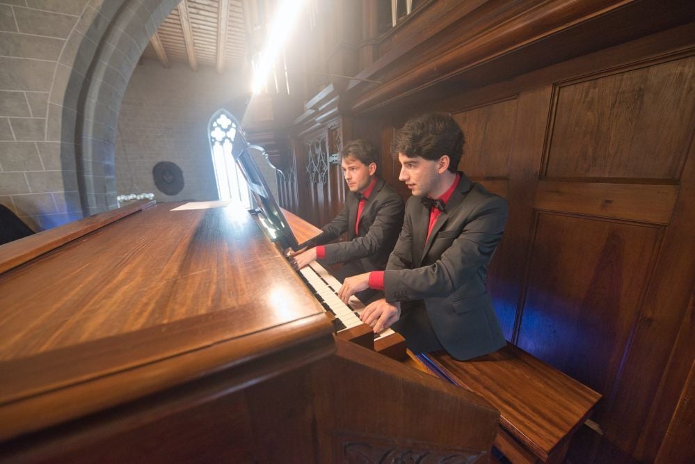 Markus Kaufmann (l.) und Pascal Kaufmann an der Röver-Orgel in der Marktkirche beim Musiksommer-Eröffnungskonzert.