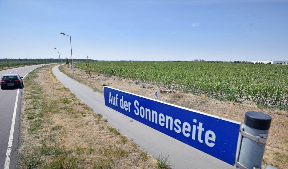 Hanwha Q-Cells (rechts im Hintergrund) erhält im Solar Valley einen neuen Nachbarn: In Sandersdorf soll ab Anfang 2019 eine Papierfabrik entstehen.
