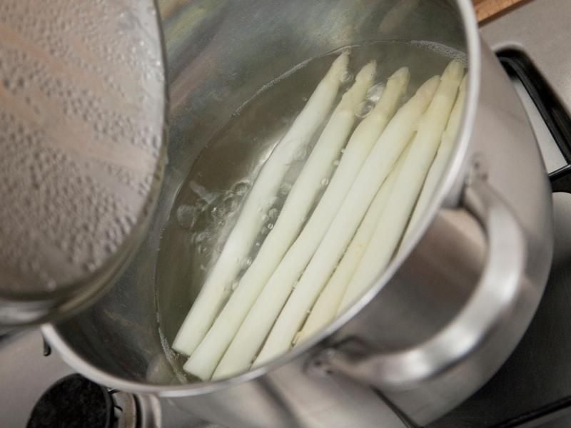 Ein Spritzer Zitronensaft im Kochwasser sorgt dafür, dass weißer Spargel weiß bleibt. Foto: Kai Remmers