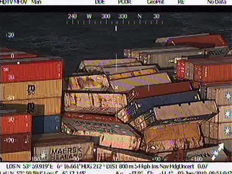 Der Screenshot aus einem Video des Havariekommandos zeigt verrutschte Fracht auf dem Containerschiff MSC ZOE. Foto: Niederländische Küstenwache