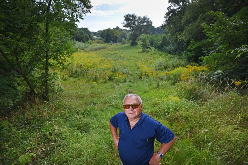 Horst Pollak heute auf dem Gelände, wo von einem Bad nichts mehr zu sehen ist - aufgenommen aus der gleichen Perspektive wie das Foto oben.