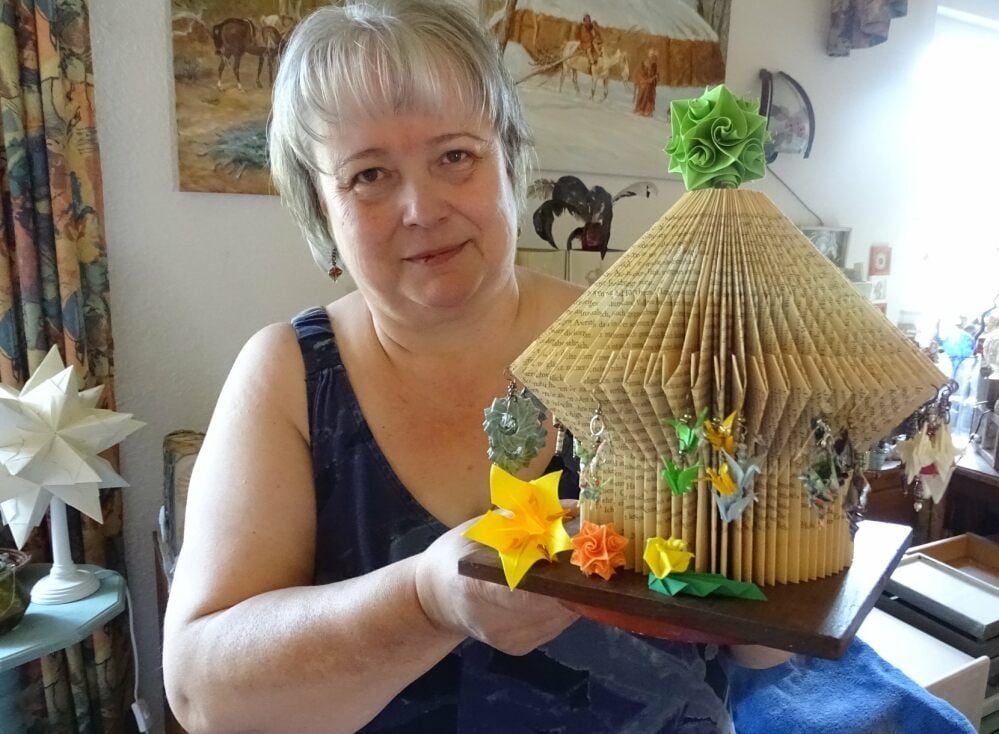 Katrin Zarrad zeigt, was mit Fingerfertigkeit und Papier alles möglich ist.