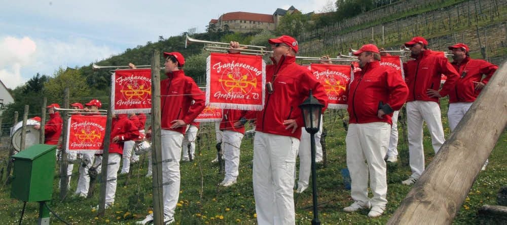 Der Fanfarenzug Großjena wird zum Benefiz-Fußballspiel zugunsten des Projektes "Apfel-Latein" am 15. Juni in Balgstädt aufspielen.