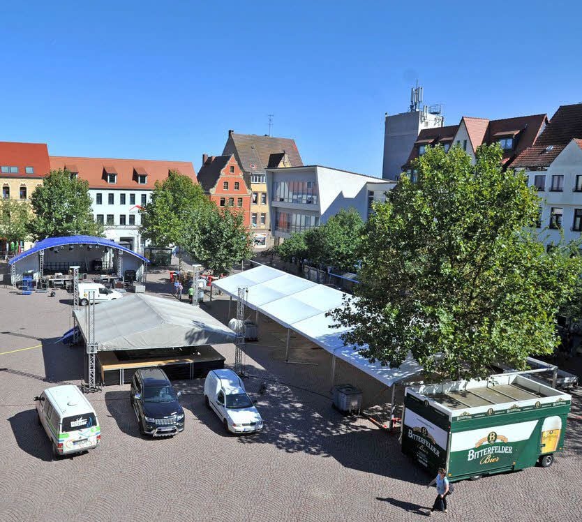Vorbereitet wird der Markt schon für das Bitterfelder Stadtfest, das am Freitagabend beginnt.
