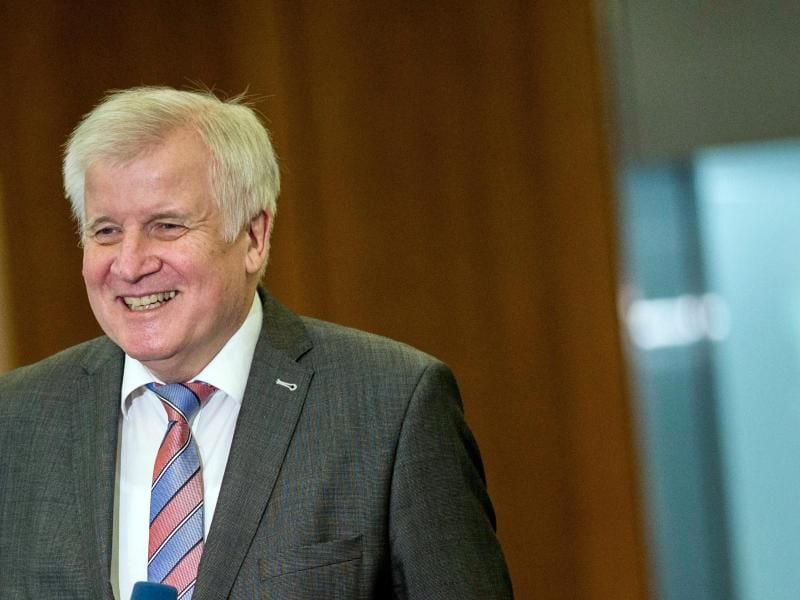 Grund zur Freude: Horst Seehofer wird Opa. Foto: Carsten Koall/dpa