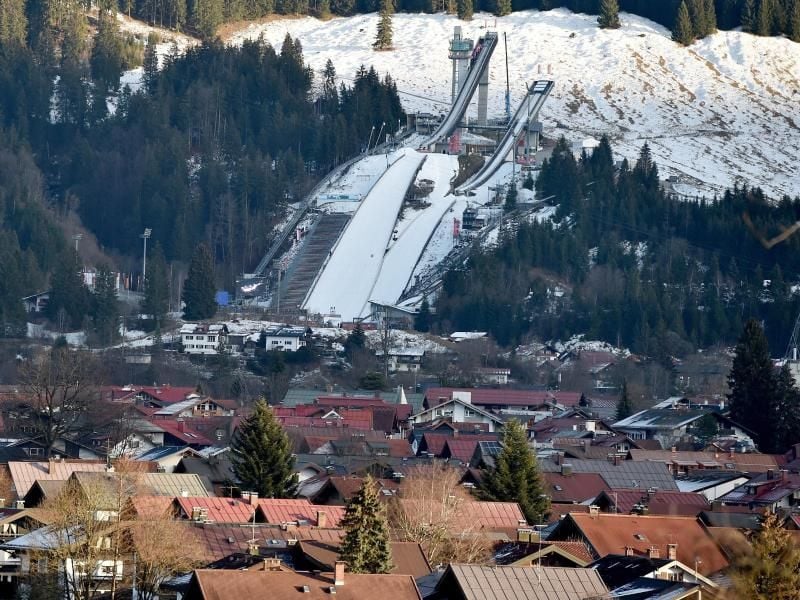 Die Schattenbergschanze über den Häusern von Oberstdorf. Foto: Angelika Warmuth