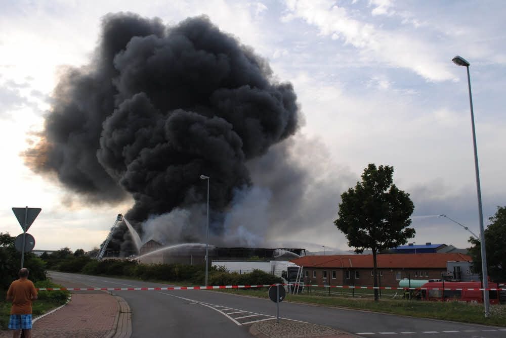 Die Rauchwolke, die am 8. August 2017 vom Fehr-Betriebsgelände aufstieg, war kilometerweit zu sehen.