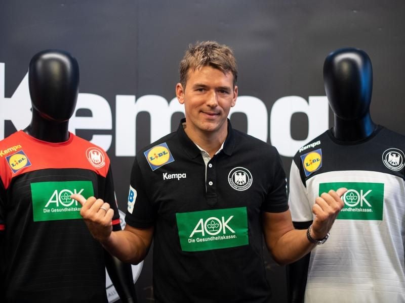 Bundestrainer Christian Prokop präsentiert die WM-Trikots der Handball-Nationalmannschaft. Foto: Marius Becker