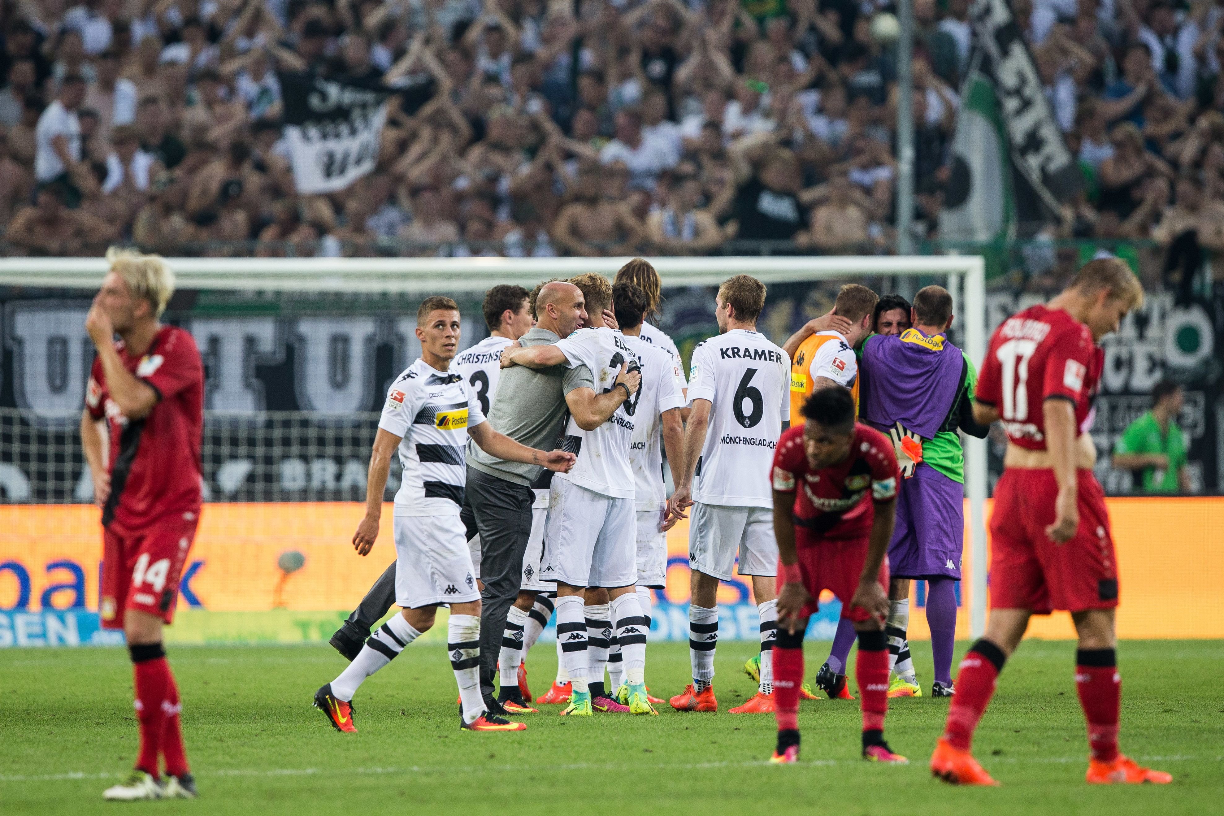 Trainer André Schubert (grau) feierte mit seinem Team am ersten Spieltag den Liga-Sieg gegen Bayer Leverkusen.