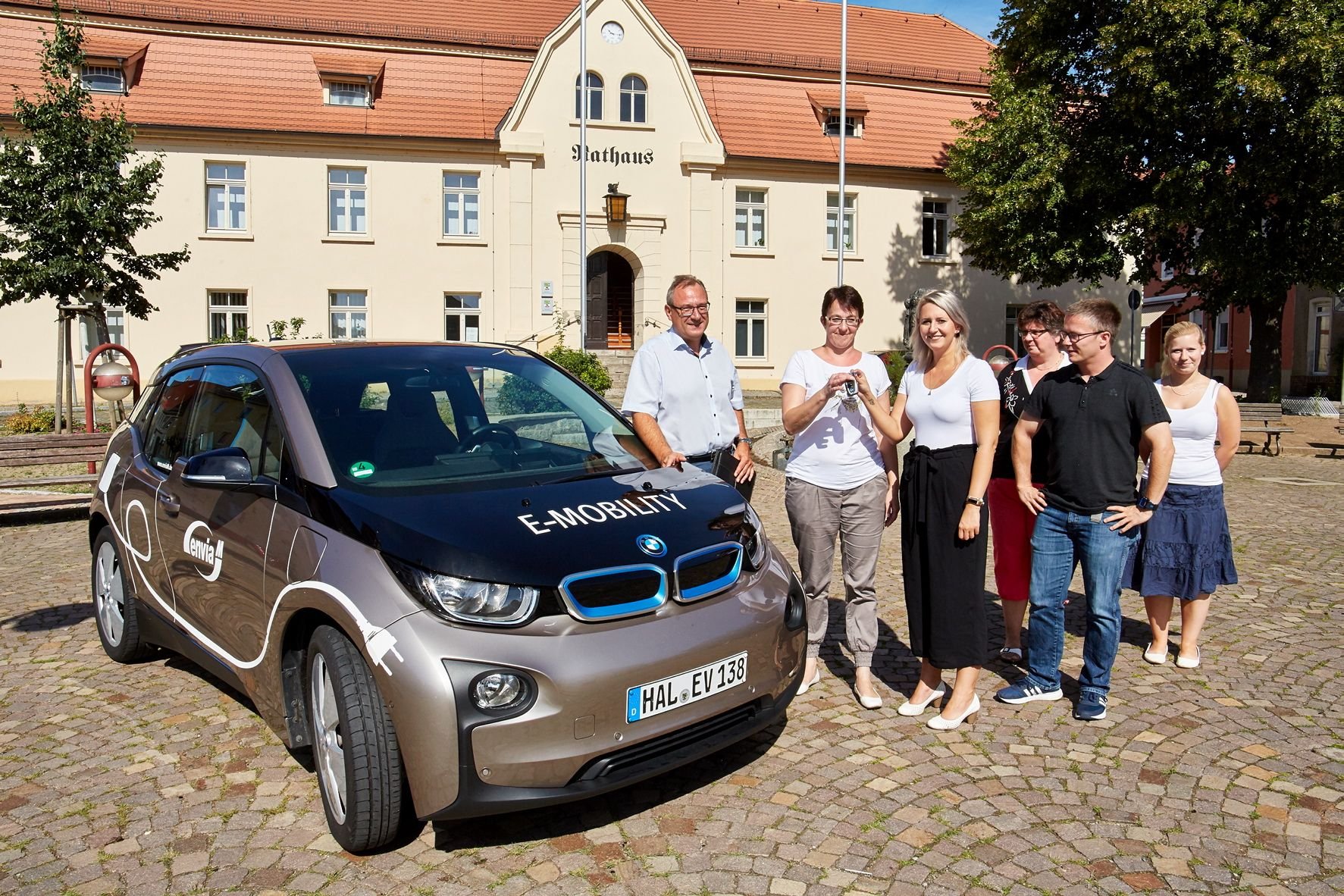 Susan Falke (M.) bekommt von Julia Schübbe und Hartmut Brand das Auto übergeben.