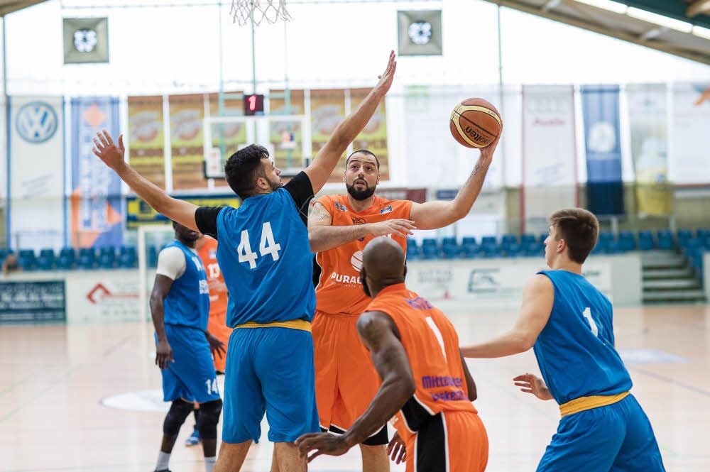 MBC-Center Djordje Pantelic (am Ball) steigerte sich in der Vorbereitung von Spiel zu Spiel.