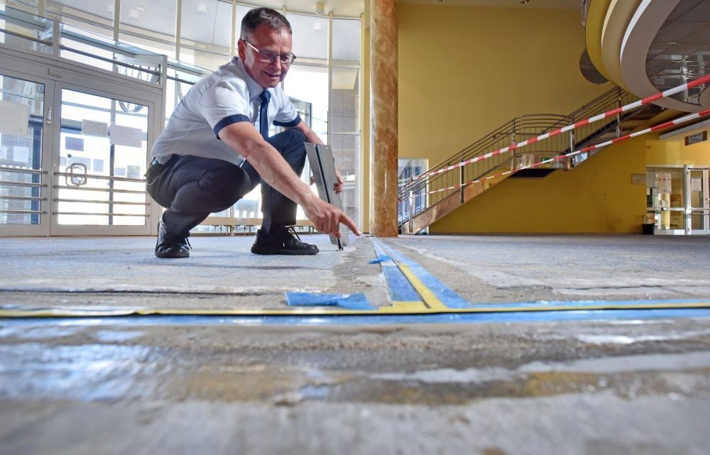 Harald Seidlitz zeigt das Corpus Delicti im Foyer.