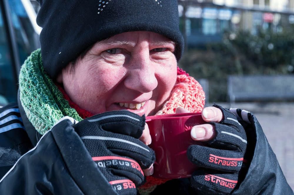 Marktfrau Carmen Hinniger hat Erfahrung beim Thema Wetter. Mit mehreren Textillagen versucht sich die Verkäuferin des Geflügelhofs in Schladebach gegen die Minusgrade zu schützen.