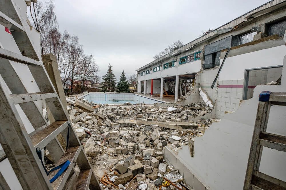 Das einstige Schwimmbad des Hauses Heideland wird demontiert, entstehen sollen dafür weitere Pflegeplätze.