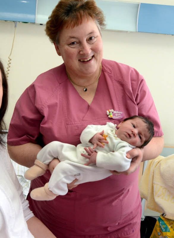 Die Hebamme Gabriele Knobloch mit ihrem 3 000. Baby - das heißt Mia.