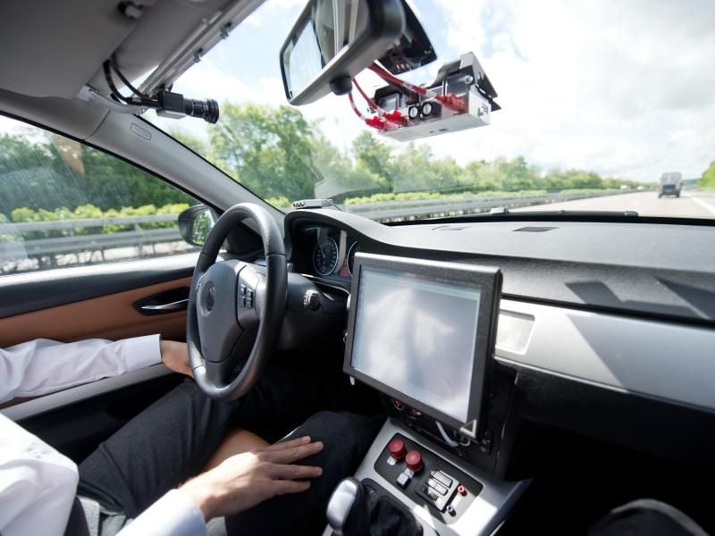 Eine aktuelle Studie ergab: Wenn weiterhin die Möglichkeit besteht, im Notfall noch selbst einzugreifen, dann würde sich jeder Dritte auf autonomes Fahren einlassen. Foto: Daniel Naupold/dpa