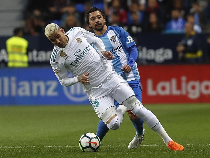 Real Madrids Dani Ceballos (vorne) kommt vor Malagas Manuel Iturra an den Ball. Foto: Miguel Morenatti/AP