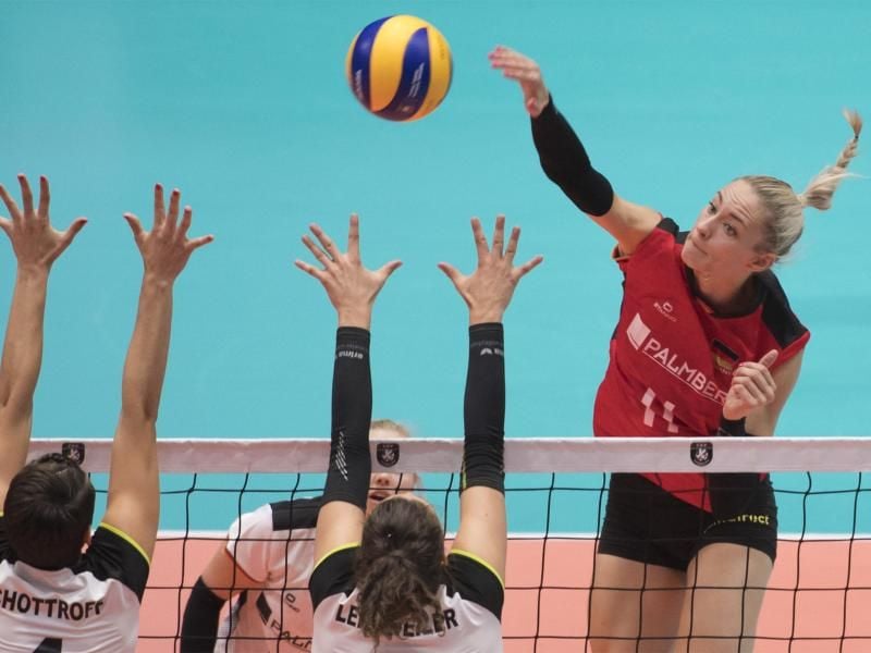 Im EM-Viertelfinale gegen Polen kommt es auch wieder besonders auf Louisa Lippmann (r) an. Foto: Martin Baumann/TASR