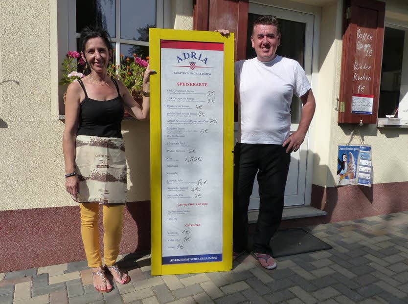 Ivan Zvonar und seine Frau vor ihrem Imbiss im Tiergehege.
