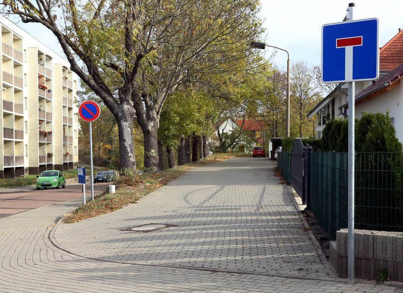 Das Sackgassenschild an der Julius-Brumme-Straße in Bernburg steht jetzt rechts und nicht mehr links der Sackgasse.