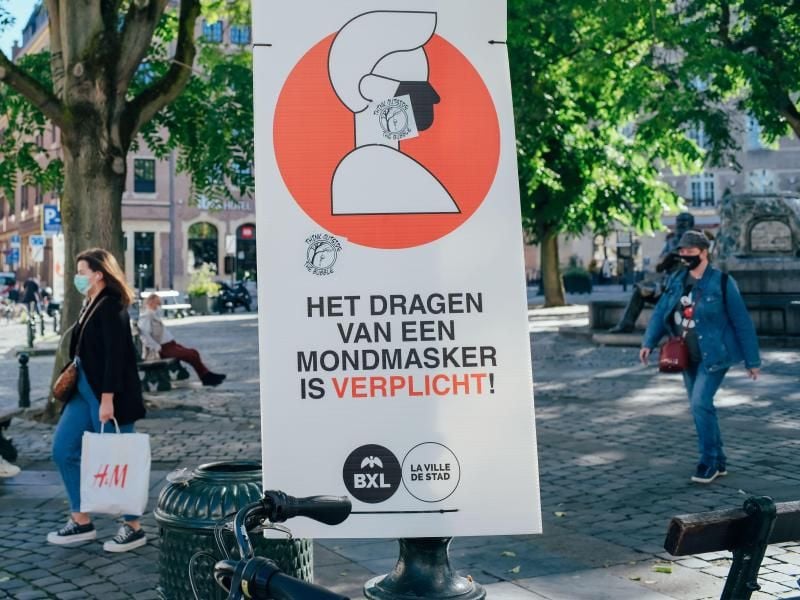 Ein Schild weist in einer Fußgängerzone auf die wegen der Corona-Pandemie geltende Maskenpflicht hin. Foto: Zhang Cheng/XinHua/dpa