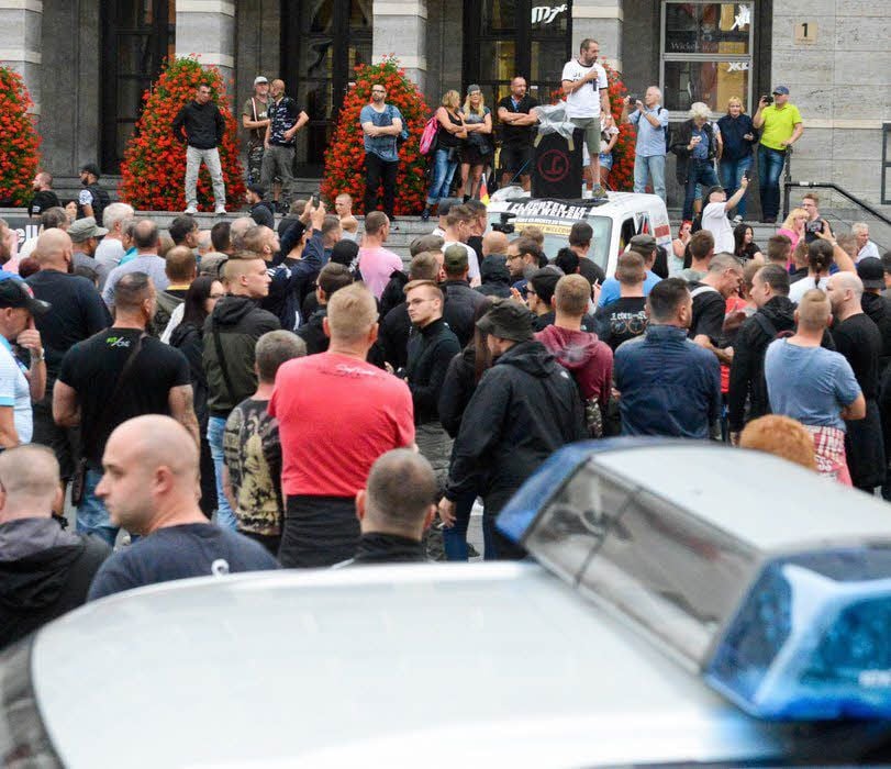 Demo-Organisator Sven Liebich spricht auf dem Marktplatz.