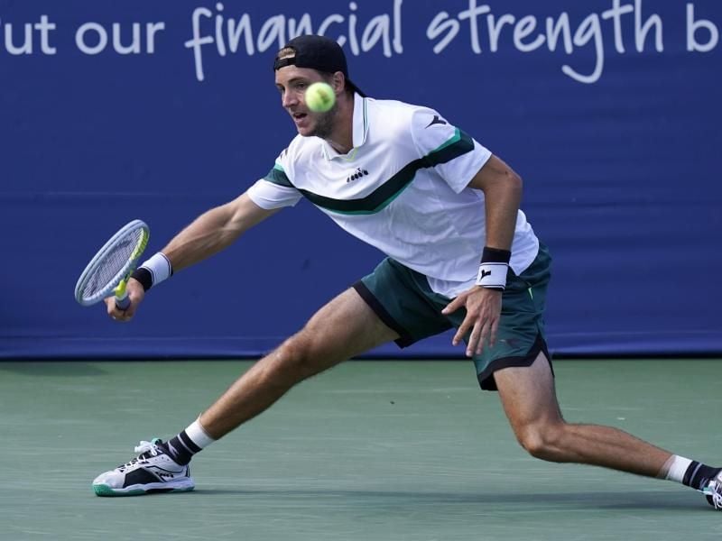 Jan-Lennard Struff verpasst das Halbfinale. Er verlor sein Viertelfinalspiel gegen Novak Djokovic. Foto: Frank Franklin Ii/AP/dpa