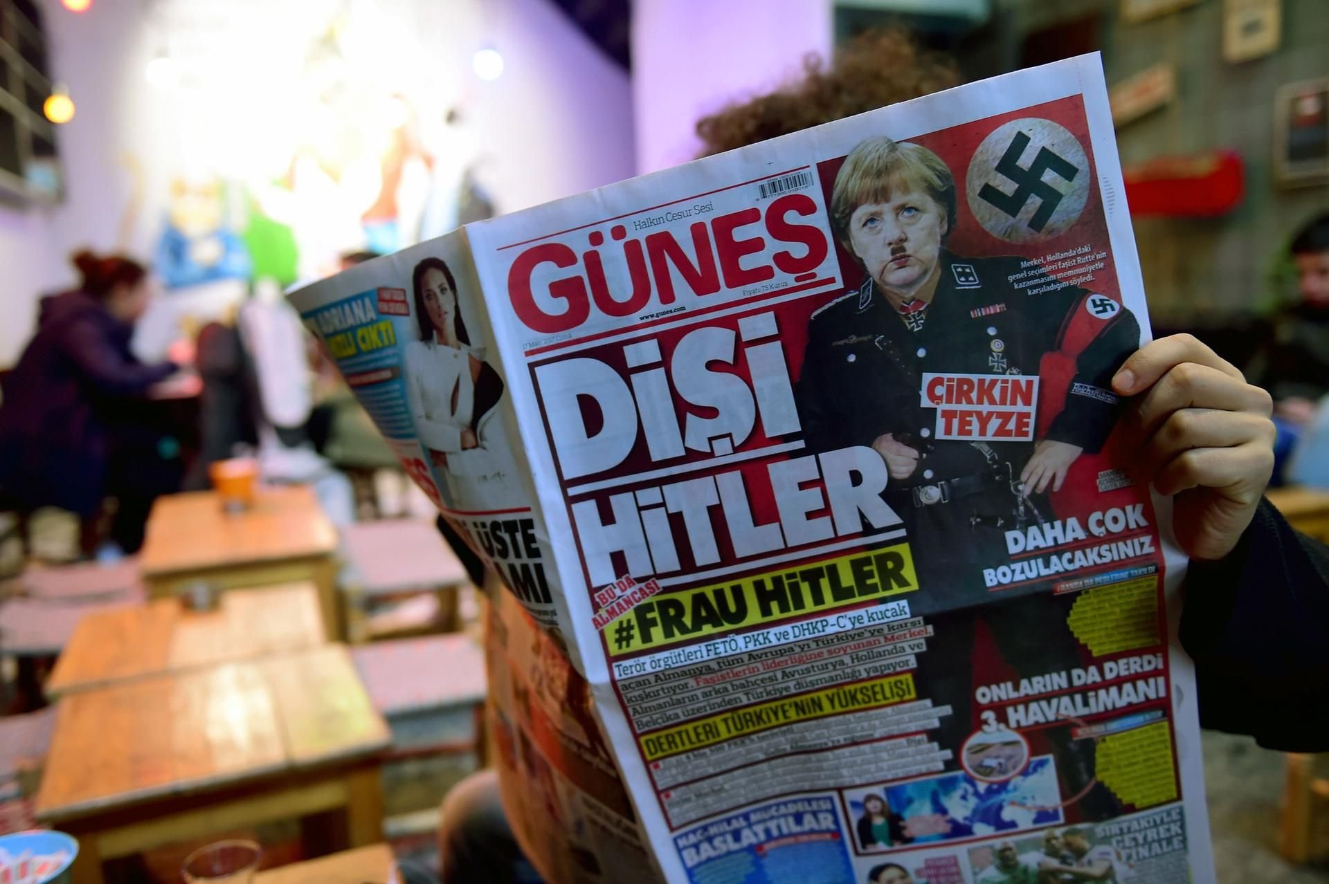 Angela Merkel wird von der Türkischen Zeitung "Günes" als weiblicher Hitler dargestellt.