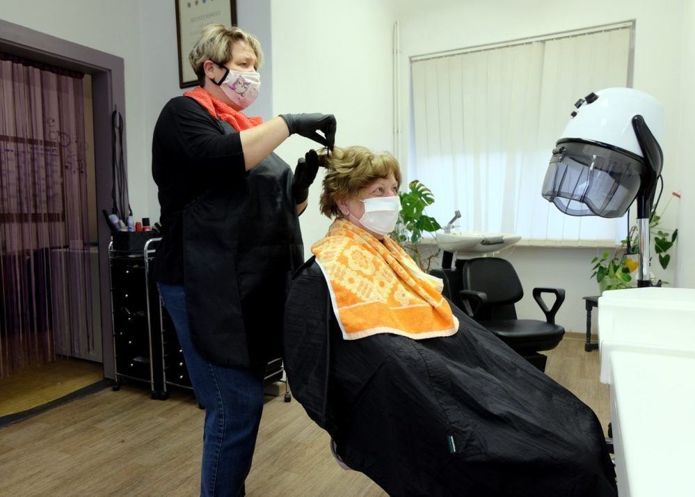 Karin Schlüter vom Friseurteam „Elster“ bringt die Haare ihrer früheren Kindergärtnerin Rena Gießmann in Form.