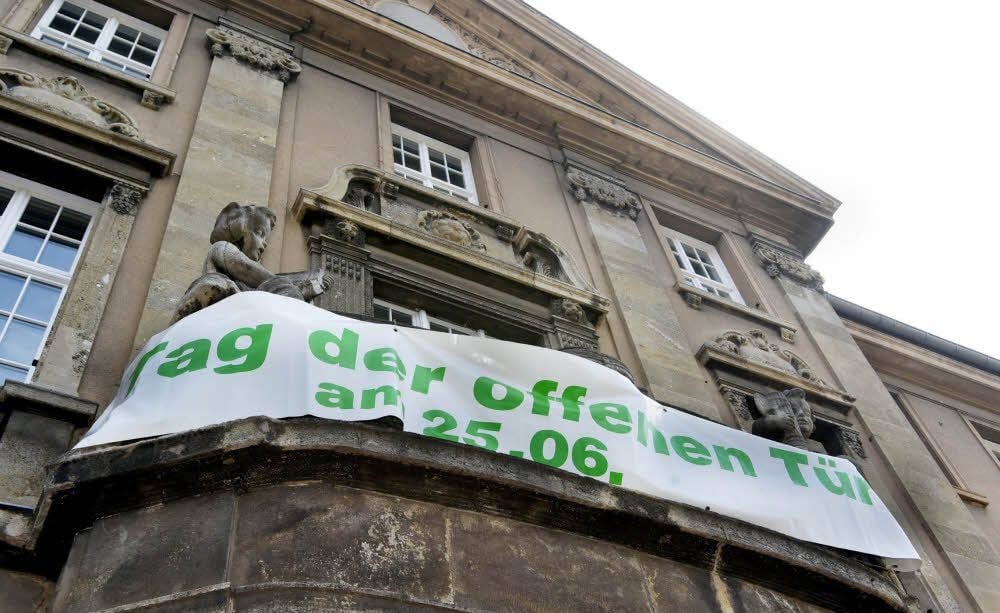 Die imposante Fassade des Zeitzer Amtsgerichts. Dort wird mit einem Banner bereits für den Tag der offenen Tür geworben.