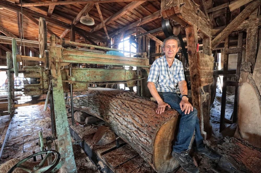 Bernhard Bley ist in fünfter Generation Chef der Bley Holz GmbH in Rösa. Er und seine Mitarbeiter arbeiten an modernen Maschinen. Mit dem als Horizontalgatter bezeichneten Sägewerk von 1924 ist im Betrieb aber auch eine echte und gut funktionierende Rarität im Einsatz.