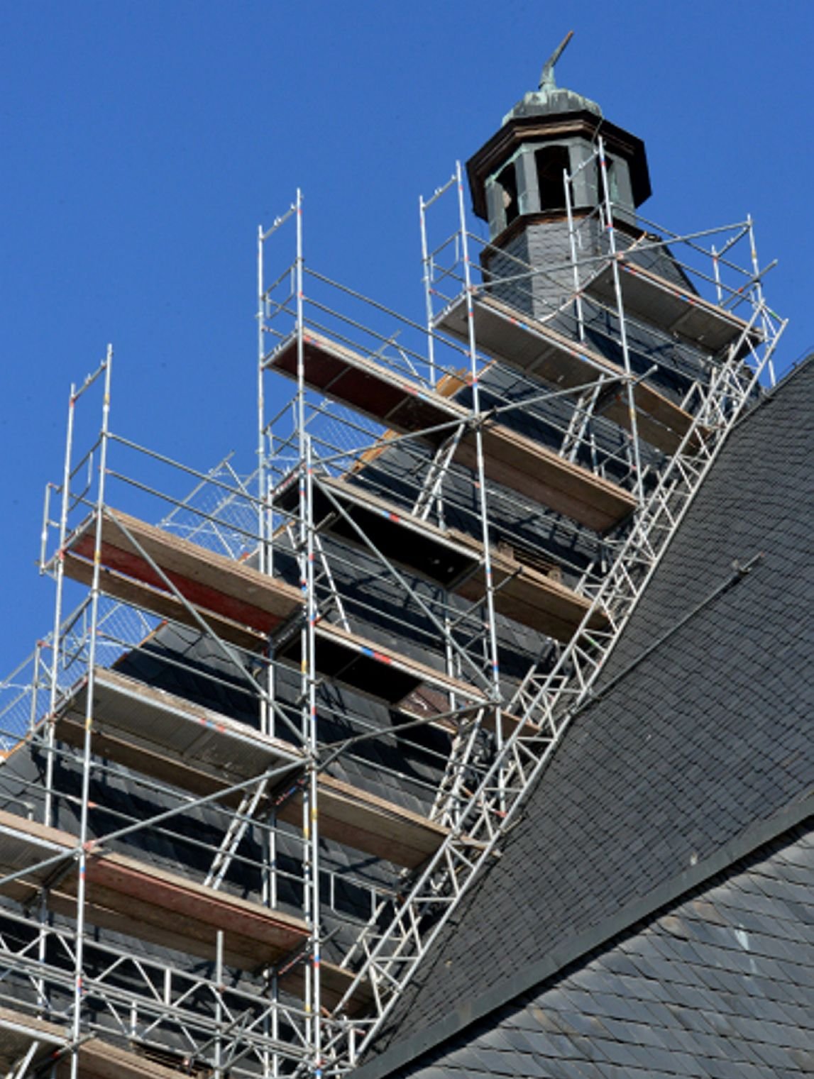 Das Türmchen auf dem der Ascherslebener Kirche St. Stephani wird saniert.