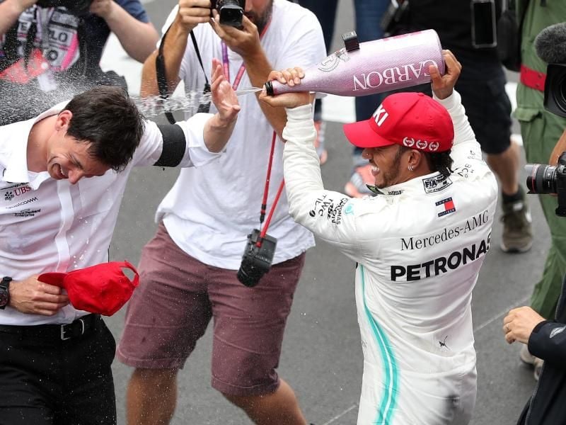 Lewis Hamilton (r) und Toto Wolff feierten mit Mercedes schon etliche Siege. Foto: David Davies/PA Wire