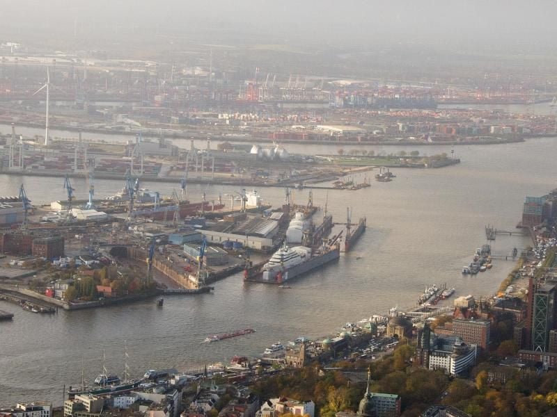 Ein Blick auf den Hafen in Hamburg. Foto: Daniel Bockwoldt/Archiv