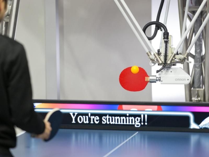 Der Tischtennisroboter „Forpheus” kann eine Flut an Informationen so verarbeiten, dass er Ereignisse wie komplexe Bewegungen vorherzusehen vermag. Foto: Friso Gentsch