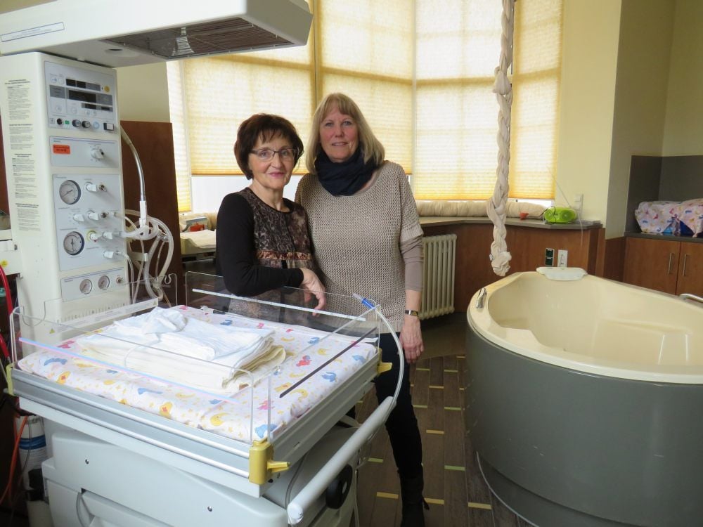 Hinter den Hebammen Petra Pellner (l.) und Martina Seidel liegen 4400 beziehungsweise 3000 Kinder, denen sie auf die Welt geholfen haben.