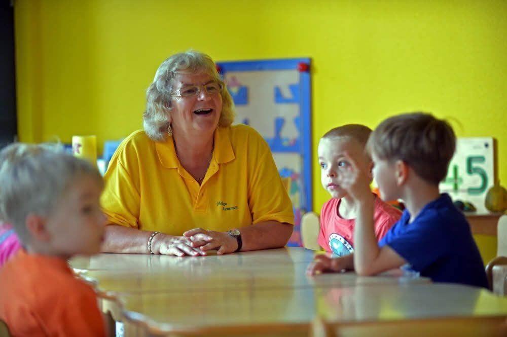 Erzieherin Helga Lemmen mit Kindern in der Kita „Knirpsenland“ in Aschersleben.