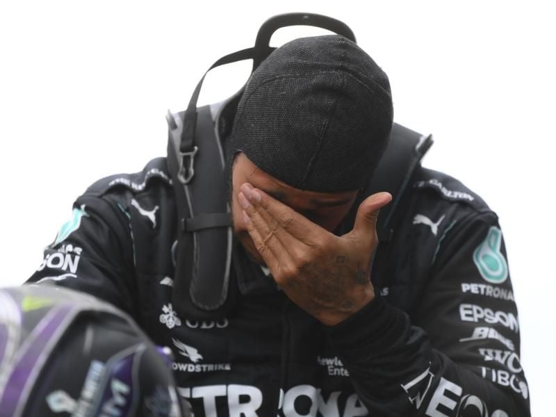 Zog mit seinem siebten WM-Sieg mit Michael Schumacher gleich: Lewis Hamilton. Foto: Clive Mason/POOL Getty/AP/dpa