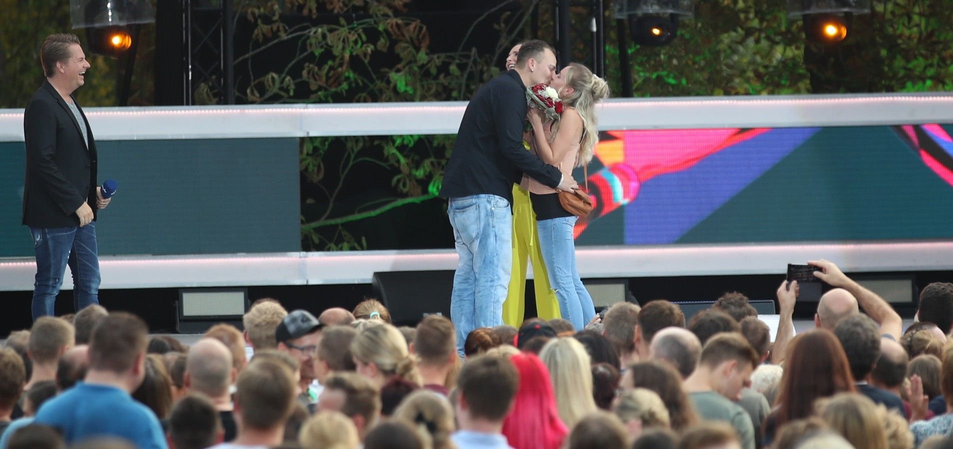Steven und Sarah im Moment des puren Glücks: Als sie auf seinen Heiratsantrag auf der Amselgrund-Bühne mit Ja geantwortet hat.
