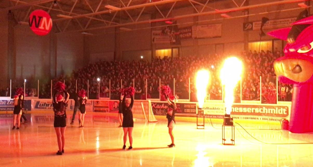 Tolle Stimmung vor dem Anpfiff des Derbys in Halle. Bulls gegen Icefighters.