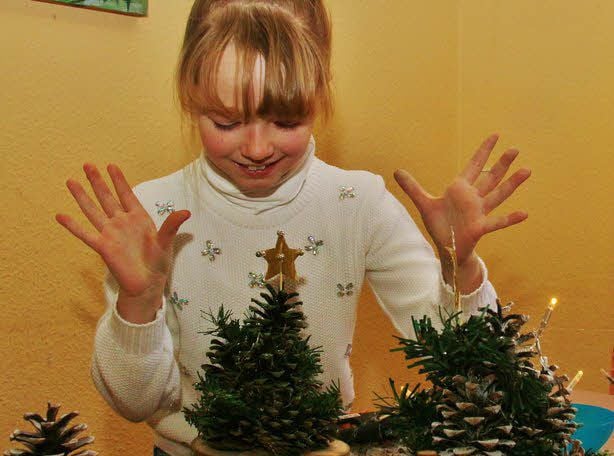 Liana freut sich über den Weihnachtsbaum