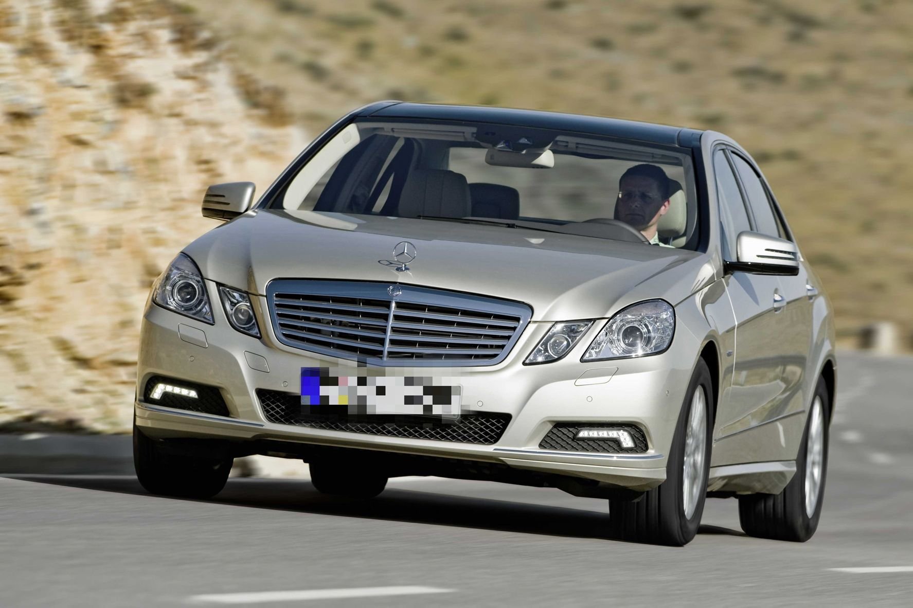 Das Archivbild zeigt eine Limousine der ab 2009 gebauten Mercedes E-Klasse. Um den Kredit für ein Auto dieser Baureihe geht es bei dem Prozess.