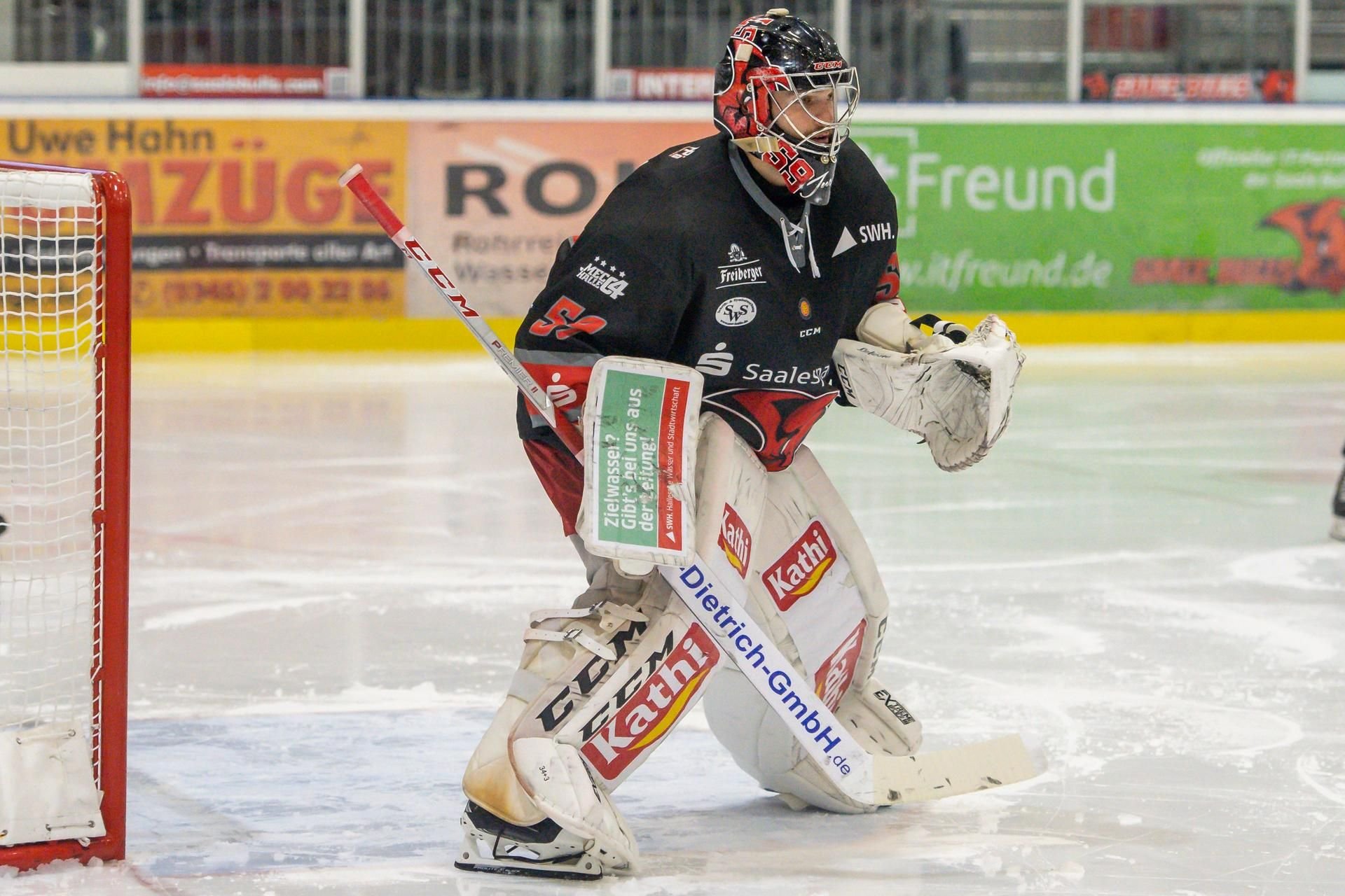 Justin Schrörs ist Torwart der Saale Bulls und jetzt auch Modedesigner.