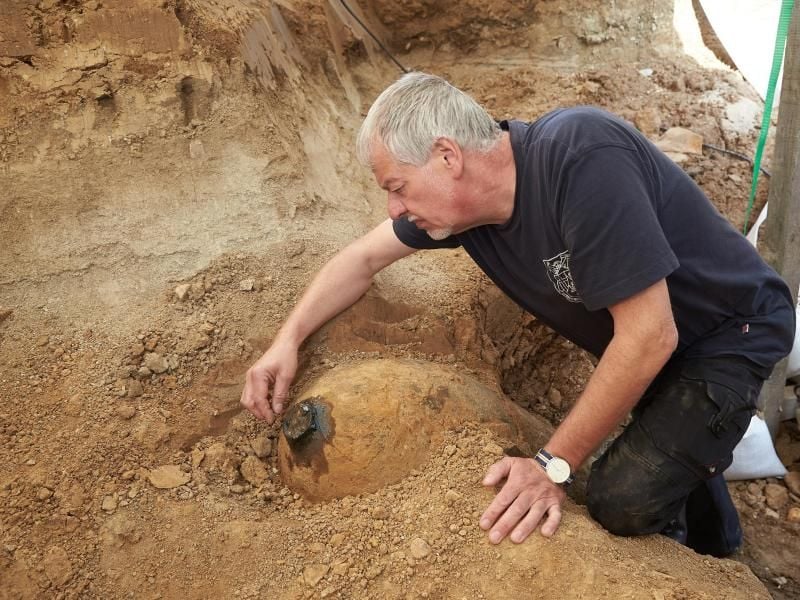 Frank Bender vom Kampfmittelräumdienst Rheinland-Pfalz die Bombe. Foto: Thomas Frey