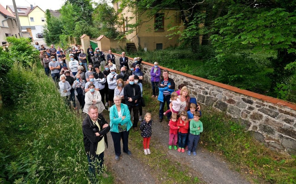Ein Dorf wehrt sich - oder zumindest ein Teil der Einwohner. Ein Investor aus dem Ort hat den Pfarrgarten gekauft und plant dort Neubauten.