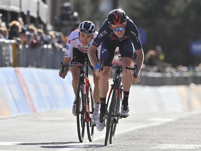 Tao Geoghegan Hart (r) setzte sich im Schlussspurt gegen Jai Hindley durch. Foto: Marco Alpozzi/LaPresse/AP/dpa